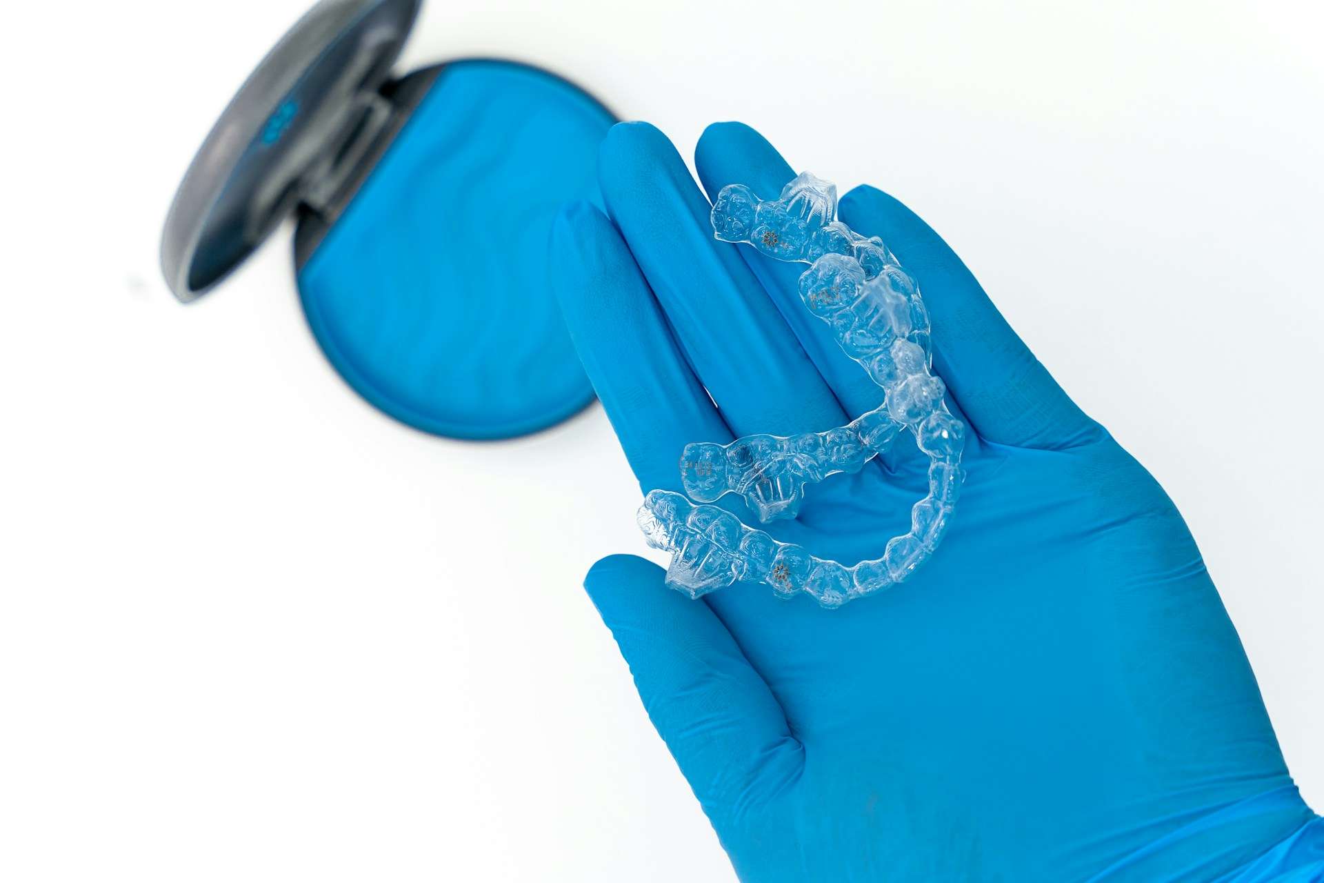 Mecidiyeköy Ortodonti: Şeffaf Plak (Invisalign) Tedavisi Kimlere Uygundur?